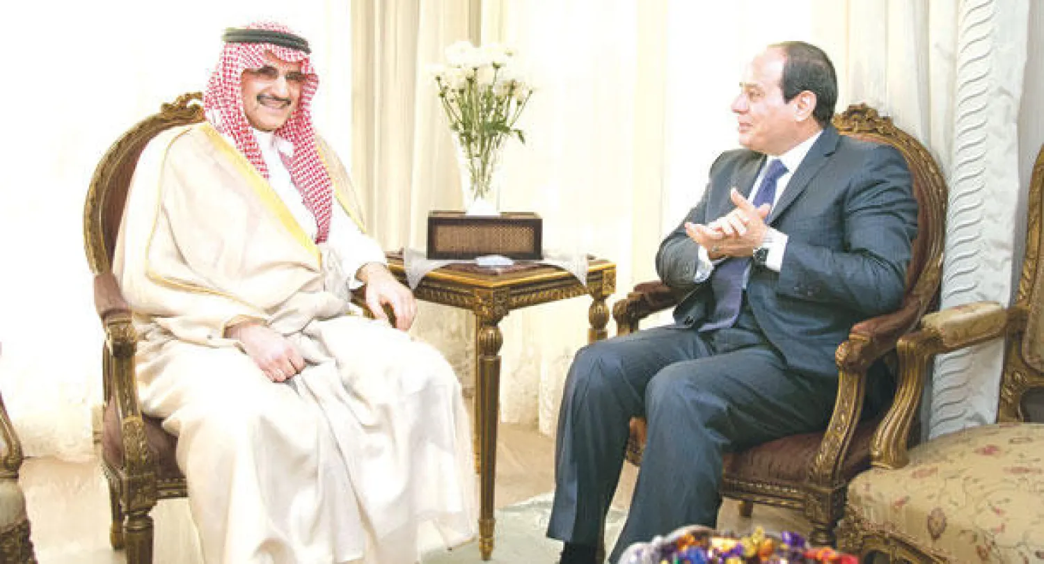 الأمير الوليد بن طلال لدى لقائه المشير عبد الفتاح السيسي في القاهرة أمس