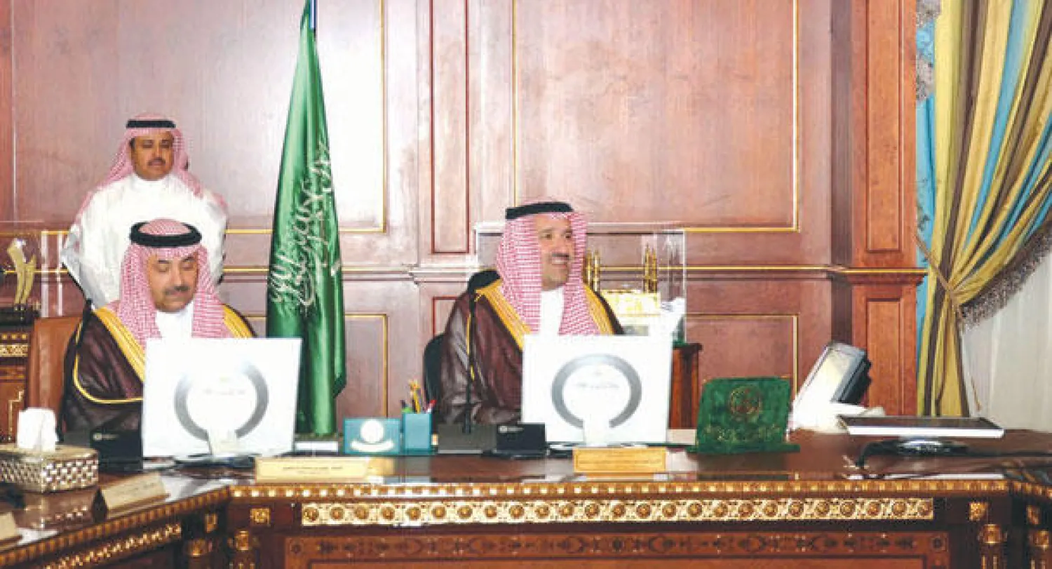 الأمير فيصل بن سلمان لدى ترؤسه اجتماع مجلس المنطقة الثاني  في إمارة المدينة المنورة أمس (واس)