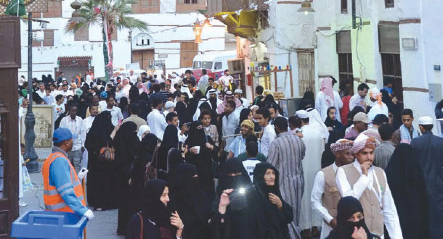 سياح في منطقة جدة التاريخية («الشرق الأوسط»)