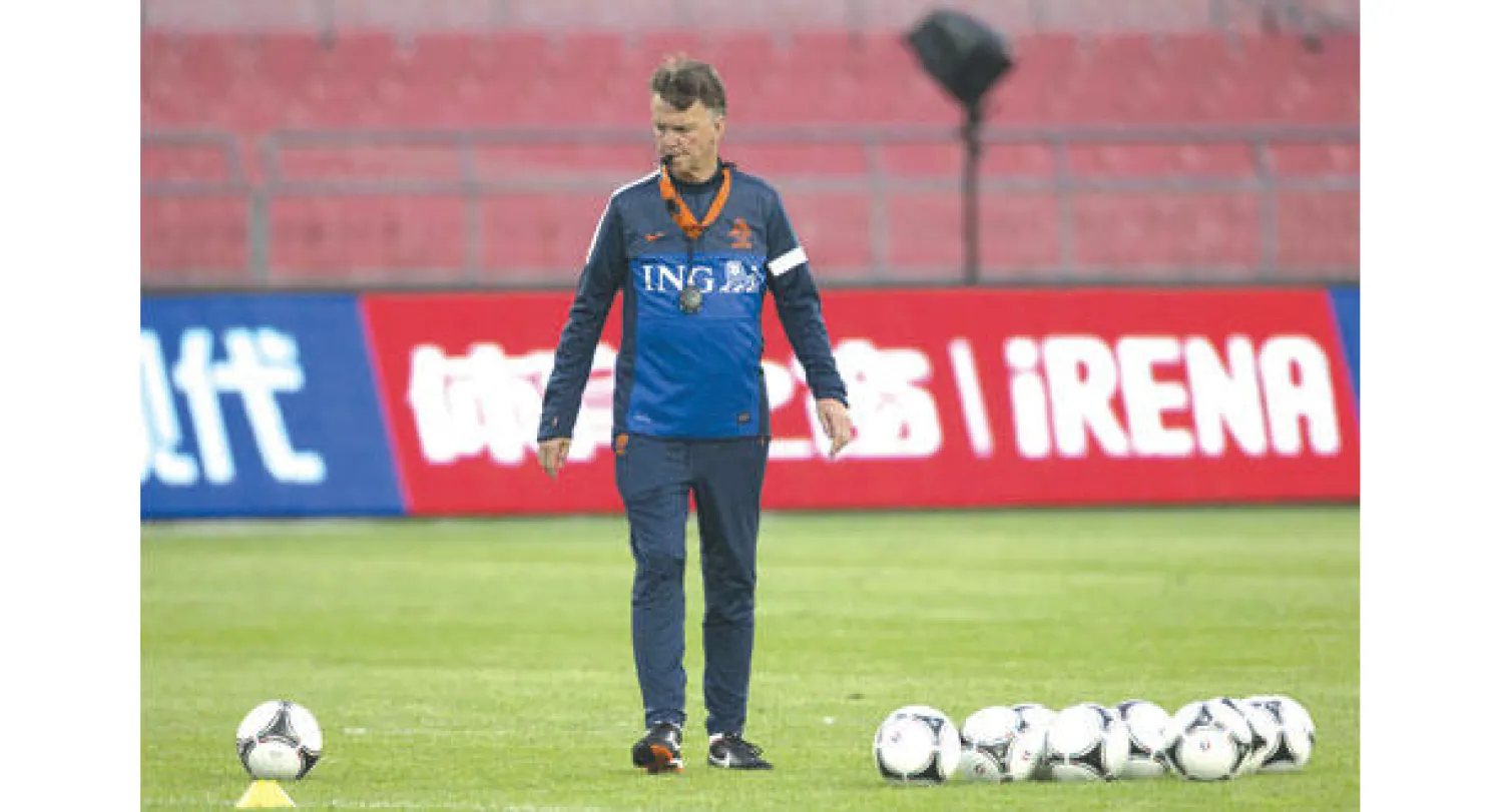 فان غال أكد قدرته على إعادة مانشستر يونايتد لمنصات التتويج (أ.ب)