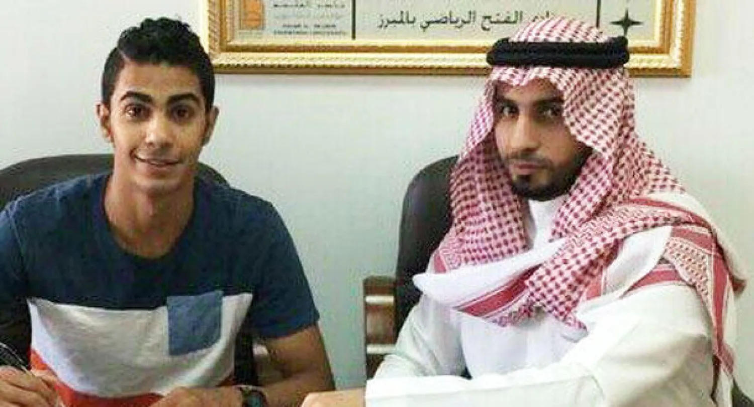 جانب من مراسم توقيع عقد اللاعب حسين المقهوي