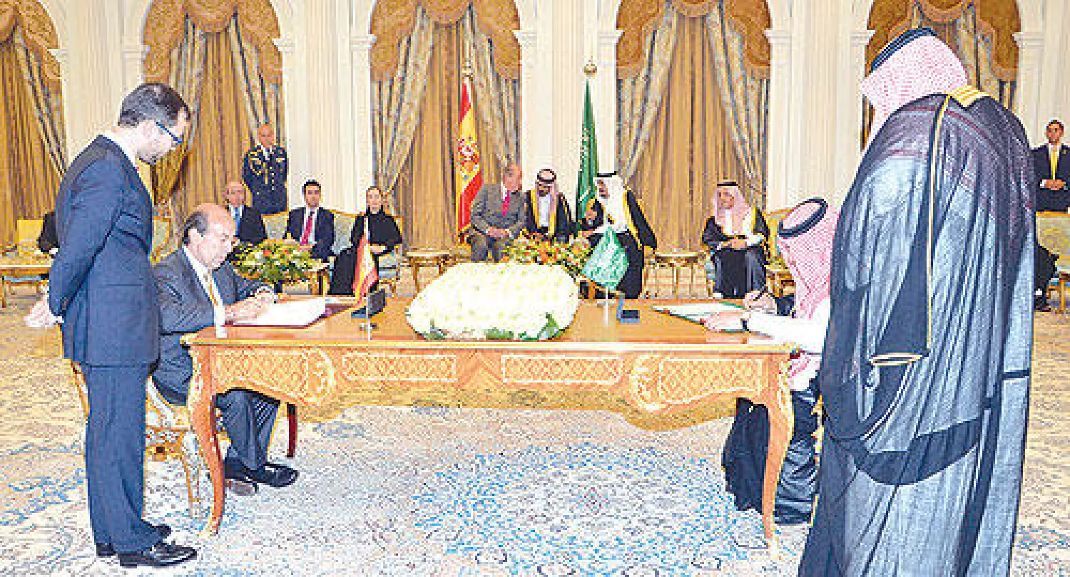 ملك إسبانيا يختتم زيارته للسعودية والأمير سلمان في مقدمة مودعيه