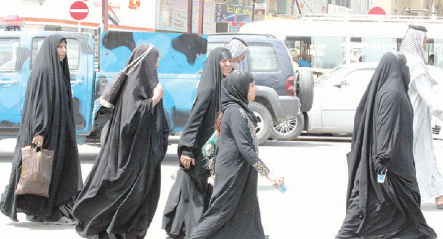 عراقيات يمشين وسط بغداد باتجاه مرقد الإمام الكاظم حيث تصادف زيارته بعد غد.. وقد قُطعت الشوارع وشلت الحركة في العاصمة العراقية، وجرى تجنيد القوى الأمنية لتوفير الحماية للزوار الشيعة الذين سيصلون للمرقد مشيا من جميع أنحاء العراق (أ.ف.ب)
