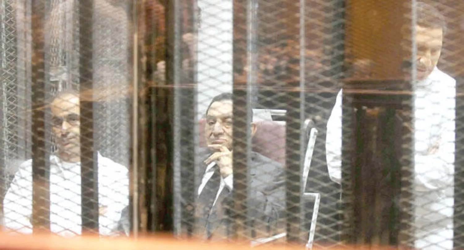 مبارك ونجلاه خلال جلسة المحكمة (إ ب أ)