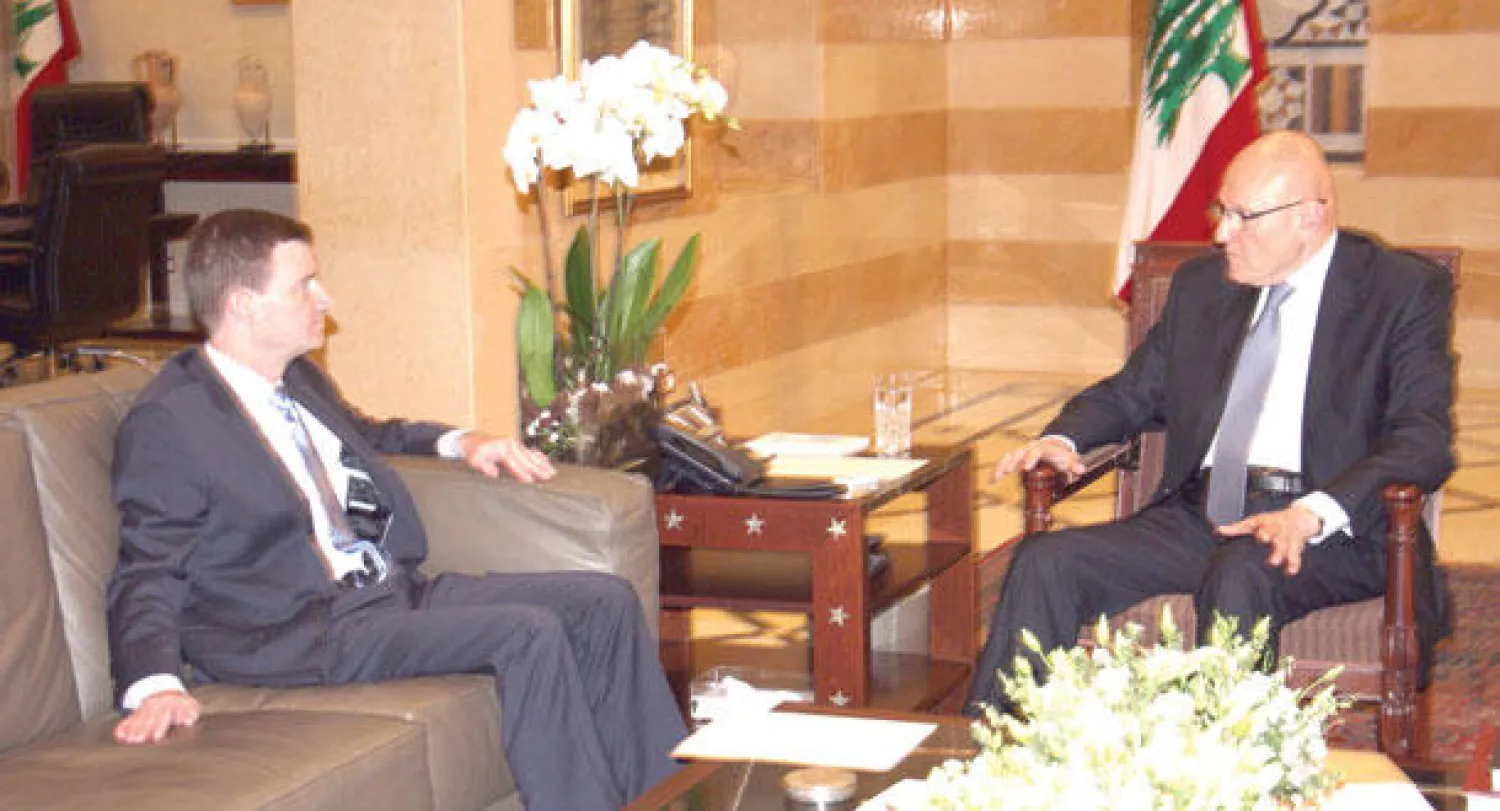 رئيس الحكومة اللبناني تمام سلام أثناء لقائه السفير الأميركي في بيروت (دالاتي ونهرا)