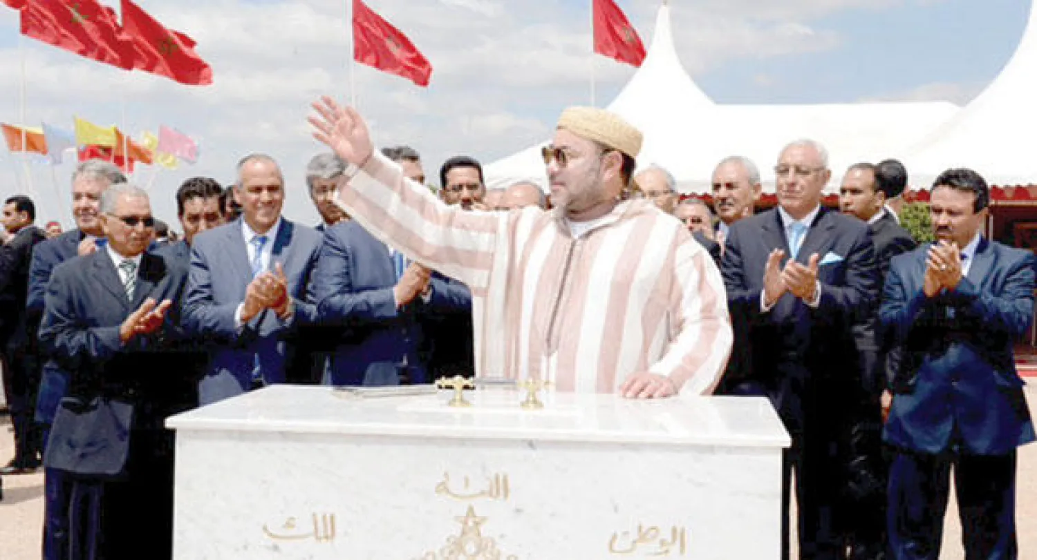 العاهل المغربي الملك محمد السادس خلال إطلاقه عدة مشاريع فلاحية أمس في جهة تادلة - أزيلال (ماب)