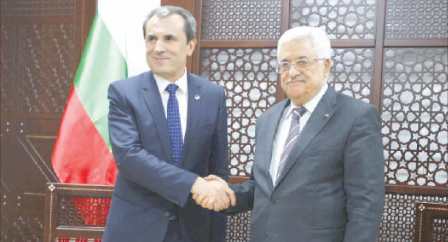 الرئيس الفلسطيني يستقبل رئيس الوزراء البلغاري بلامين أوريشارسكي في رام الله أمس (أ.ف.ب)