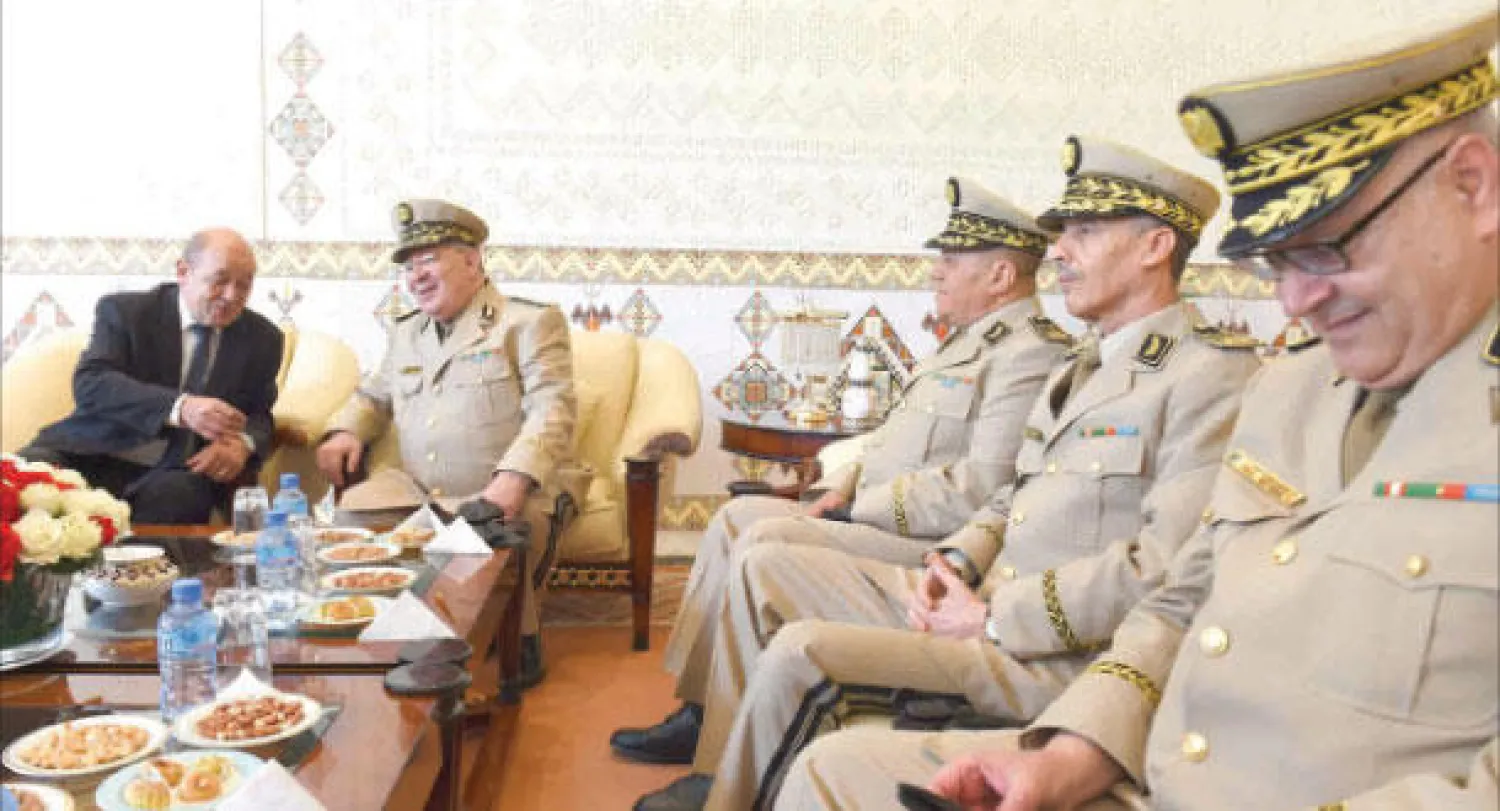 وزير الدفاع الفرنسي يتحدث مع رئيس هيئة الأركان الجزائري لدى وصوله إلى مطار هواري بومديان أول من أمس (أ.ف.ب)