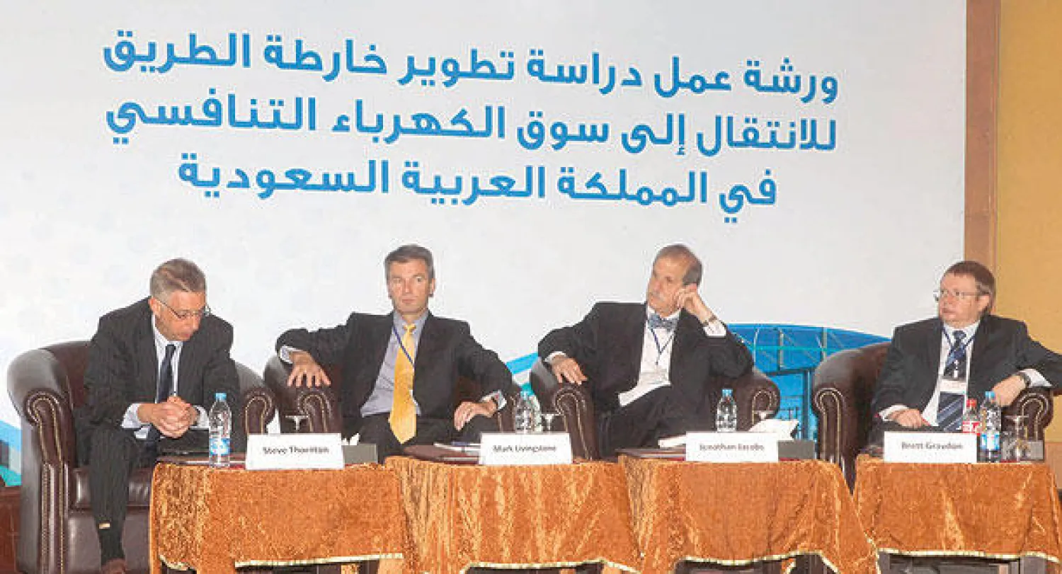 جانب من منصة ورشة عمل «دراسة تطوير خارطة الطريق للانتقال إلى سوق الكهرباء التنافسي في السعودية» أمس بالرياض (تصوير: سعد العنزي)