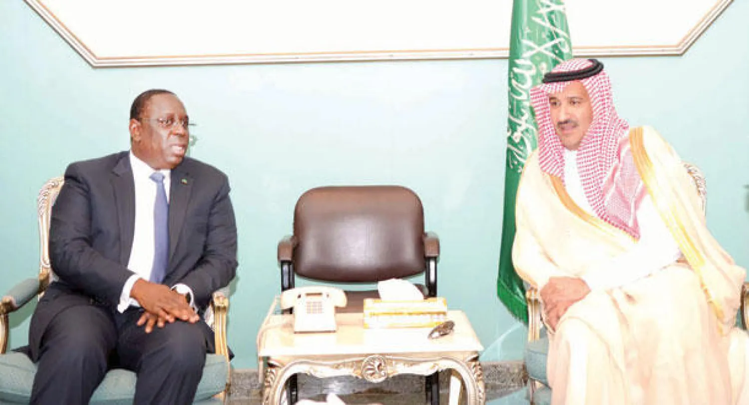 الأمير فيصل بن سلمان لدى توديعه الرئيس السنغالي الذي غادر المدينة المنورة أمس (واس)