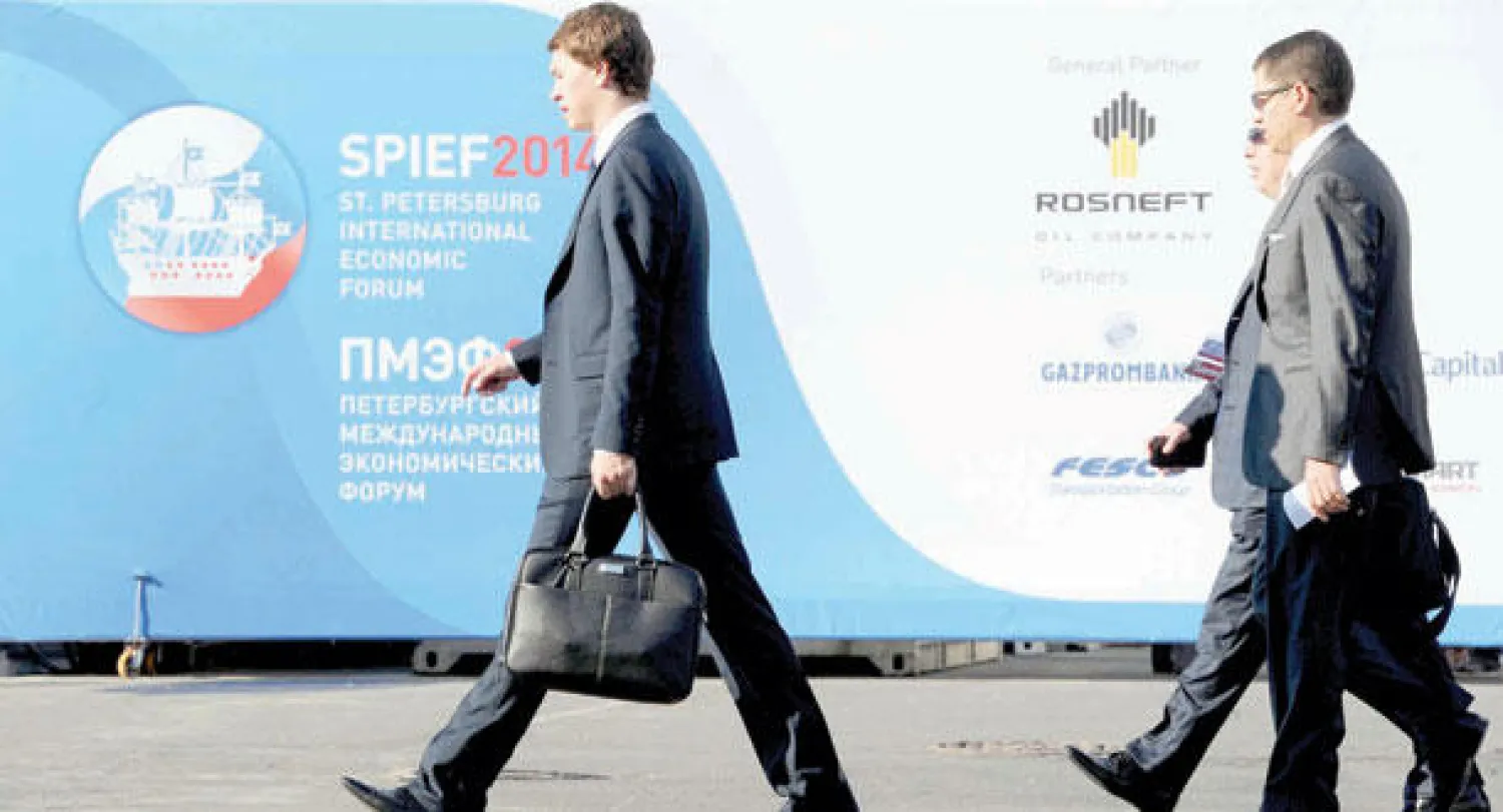 افتتح المنتدى الاقتصادي الدولي، الذي تنظمه روسيا كل عام في مدينة سان بطرسبورغ أعماله أمس في أجواء قاتمة، على خلفية الأزمة الأوكرانية (أ.ف.ب)