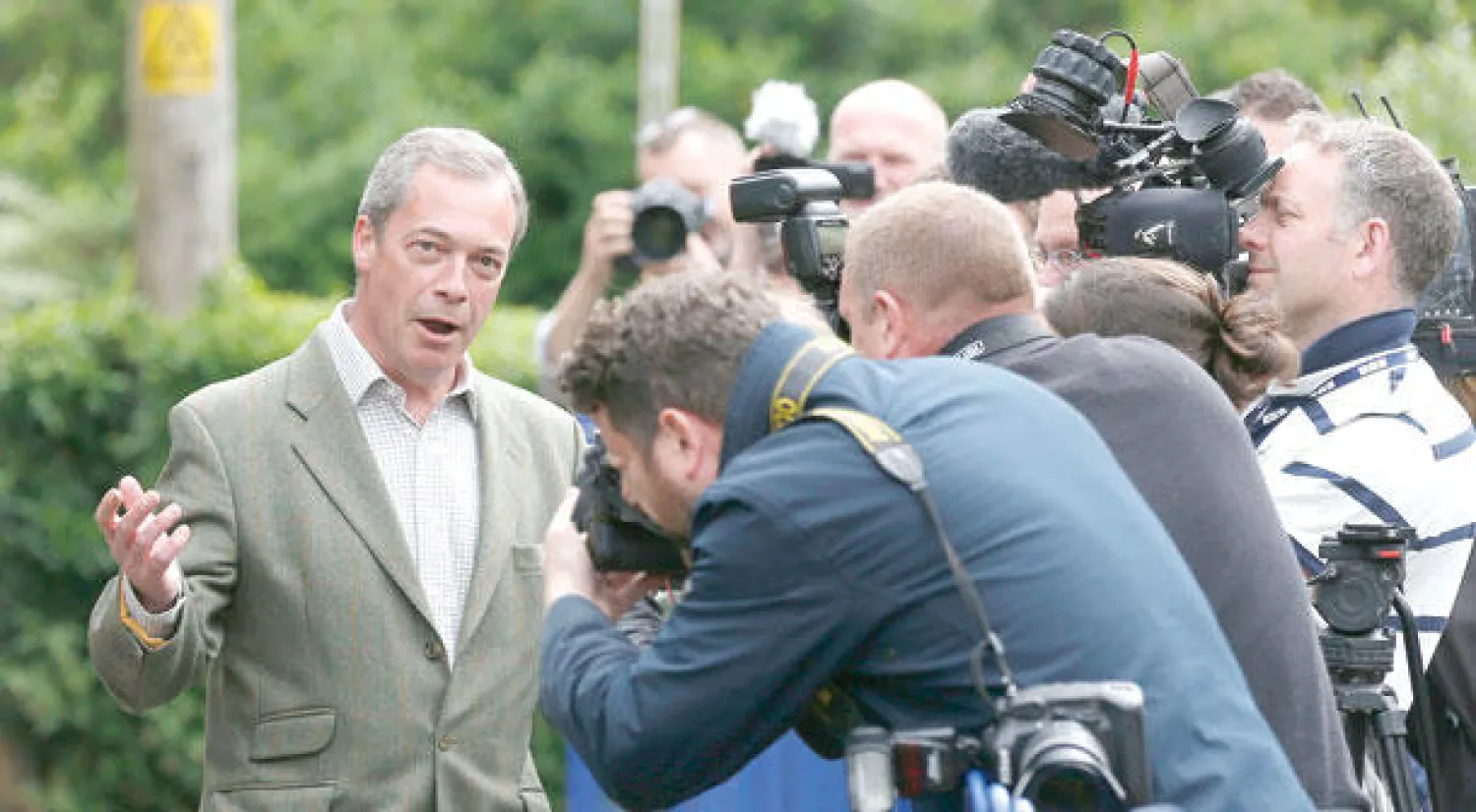 نايغل فاراج زعيم حزب «يوكيب» يتحدث إلى الصحافة بعد الإدلاء بصوته في منطقة كادهام بجنوب شرقي لندن أمس (أ.ب)