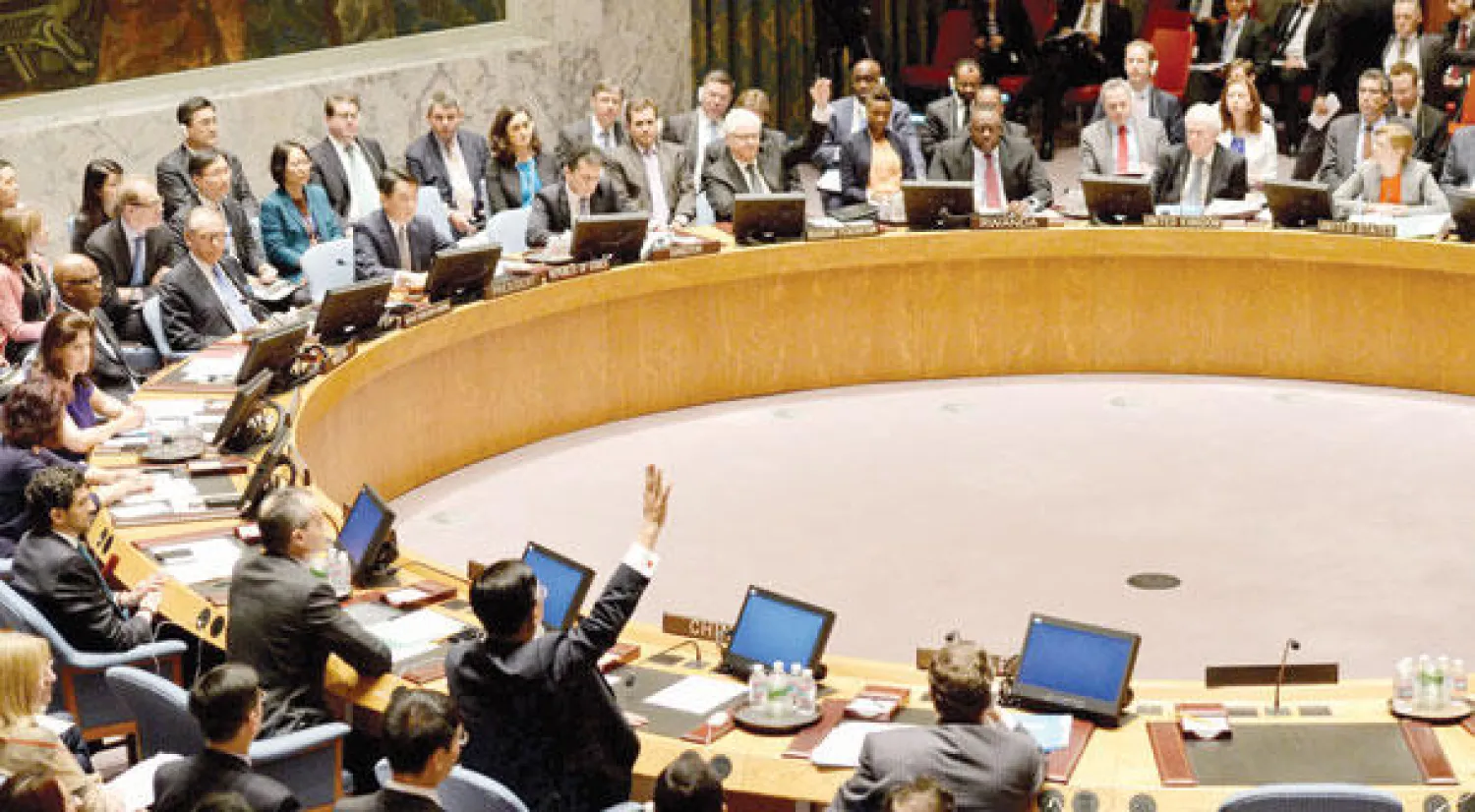 السفير الروسي لدى الأمم المتحدة وممثل الصين أثناء تصويتهما ضد قرار إحالة الملف السوري إلى المحكمة الجنائية الدولية (إ.ب.أ)