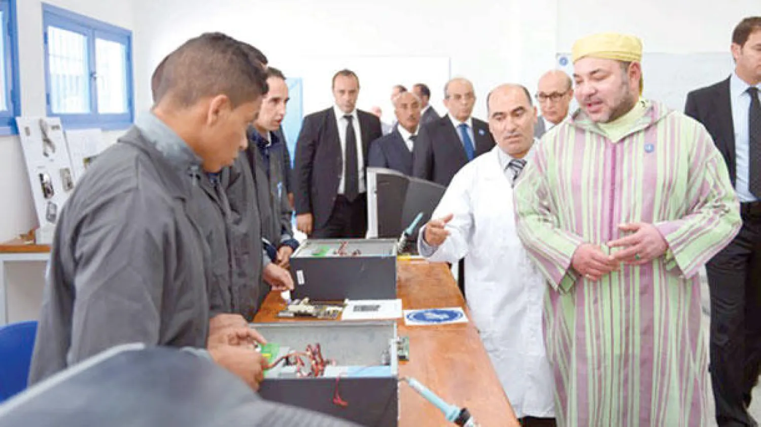 العاهل المغربي خلال تدشينه في بني ملال مركز التكوين المهني داخل السجن المدني (ماب)
