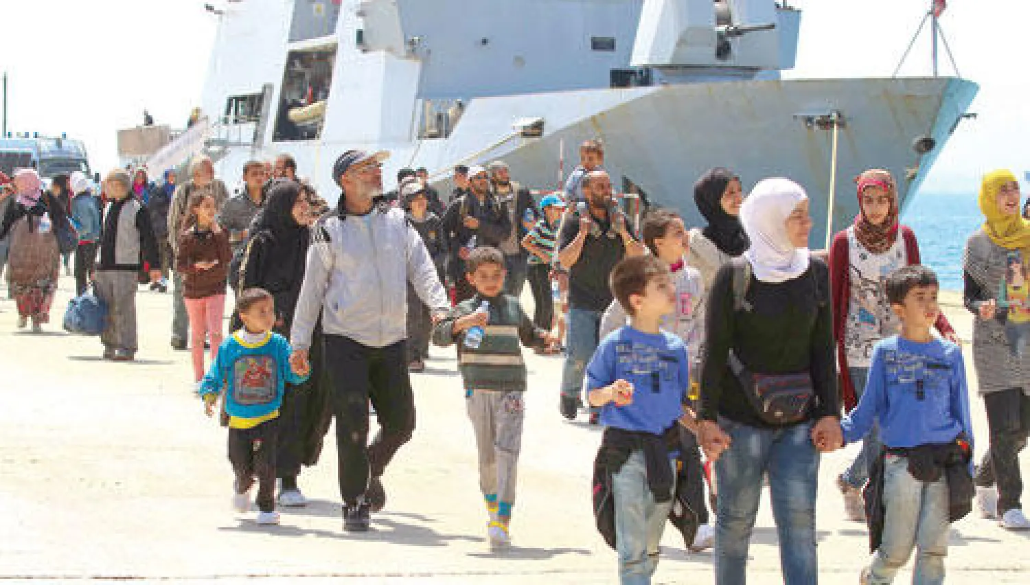 مهاجرون لدى وصولهم إلى ميناء أوغيستا شرق جزيرة صقلية الإيطالية أمس. وأنقذت البحرية الإيطالية 488 مهاجرا غير قانوني، بينهم أكثر من مائة قاصر، أول من أمس، مع تواصل تدفق المهاجرين جراء تردي الوضع الأمني في كل من سوريا وليبيا (رويترز)