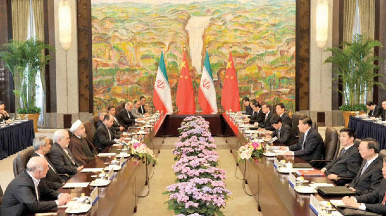 الوفدان الإيراني والصيني خلال اجتماعهما في شنغهاي أمس (رويترز)