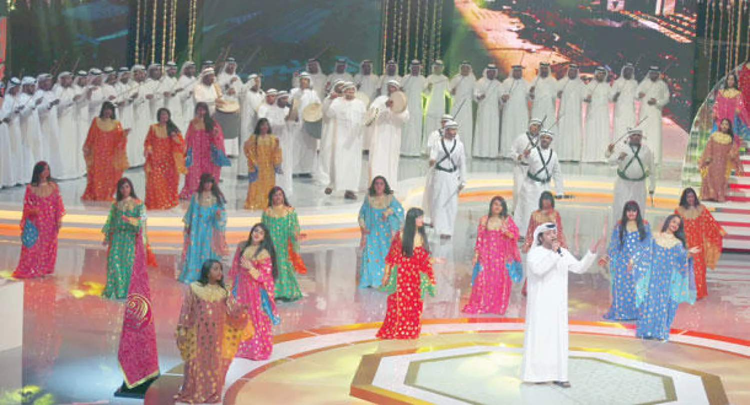 جانب من الأوبريت الذي قدمه الفنان عيضة المنهالي في نهاية موسم «شاعر المليون» (أ.ف.ب)