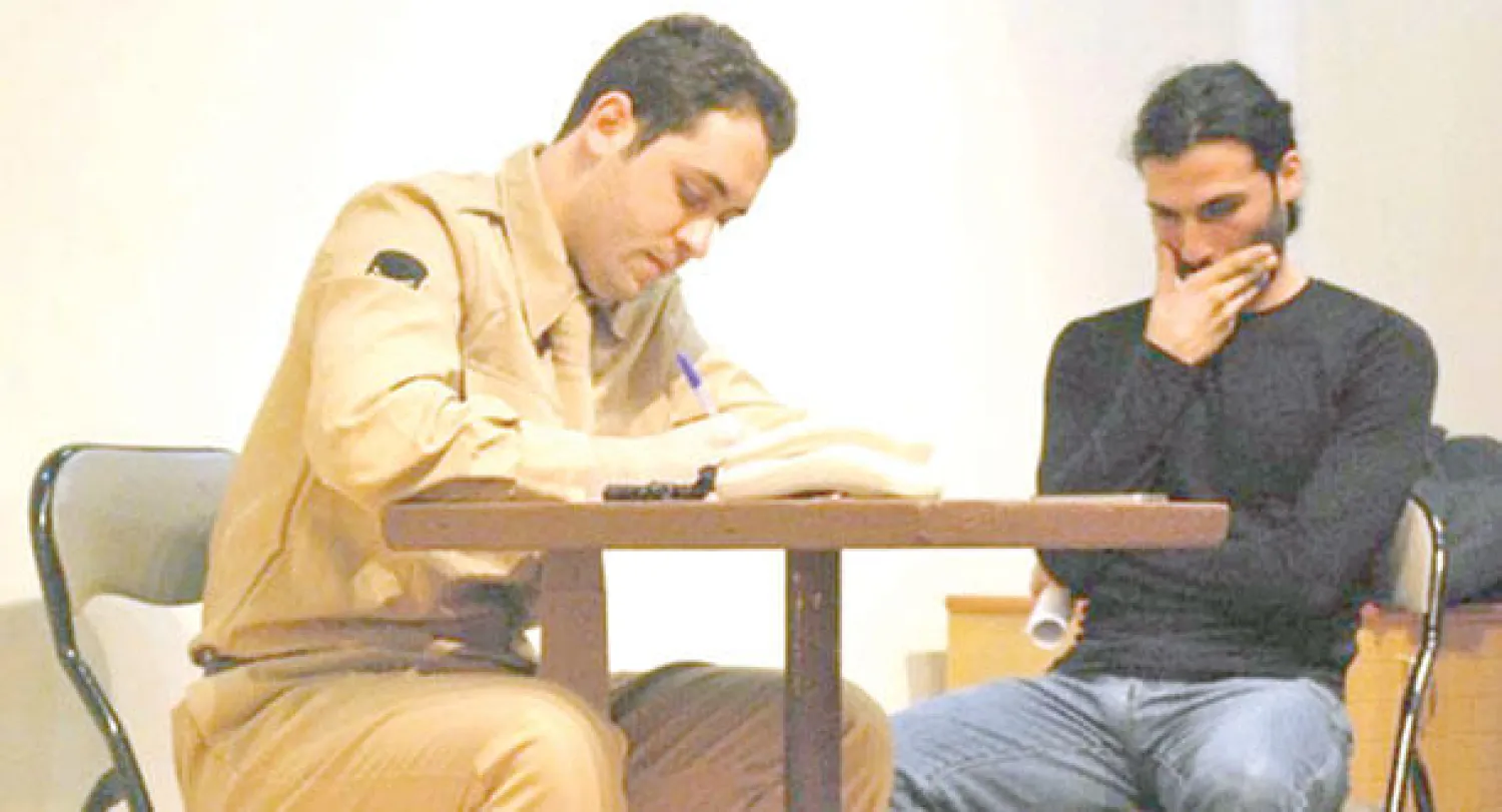 مشهد من مسرحية «بتقطع أو ما بتقطع»