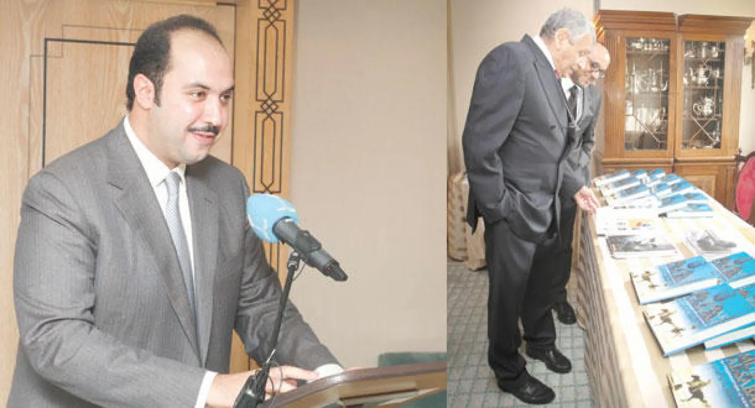 سفير الكويت لدى بريطانيا خالد الدويسان يعاين نسخا من الكتاب  -  الشيخ مبارك الصباح يلقي كلمة حول الكتاب (تصوير: جيمس حنا)