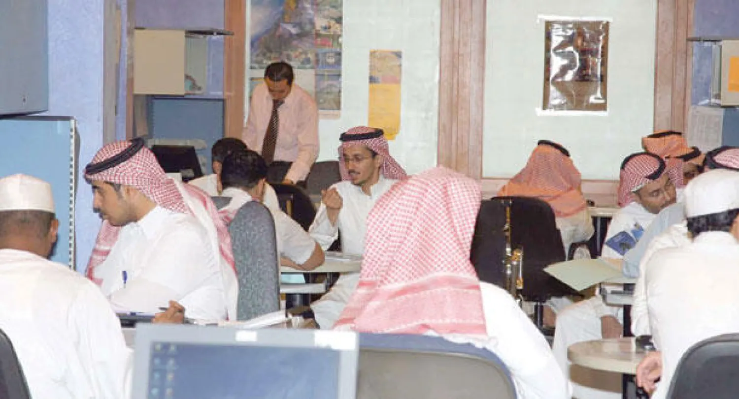 عدد من السعوديين في إحدى وكالات السفر والسياحة في العاصمة الرياض («الشرق الأوسط»)