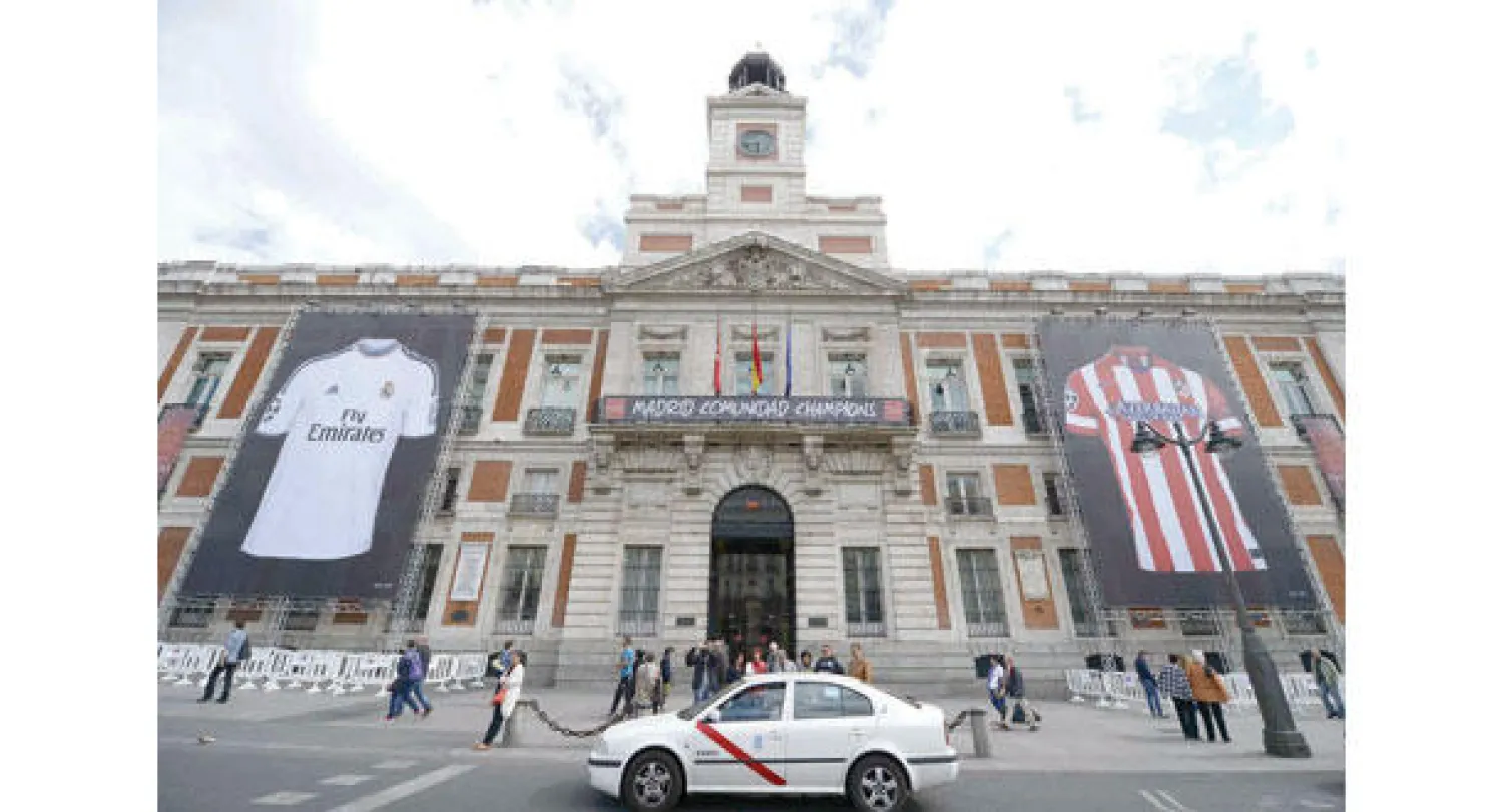 قميصا أتليتكو والريـال على واجهة مركز مدينة مدريد التي ستحظى بشرف ظهور فريقيها في النهائي الأوروبي (أ.ف.ب)