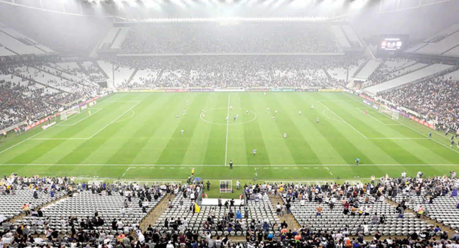 مواجهة بين فريقي كورينثيانز وفيغويرينس البرازيليين الأحد الماضي داخل ملعب كورينثيانز أرينا الواقع في مدينة ساو باولو والمفترض أن يحتضن المباراة الافتتاحية لنهائيات كأس العالم (أ.ب)