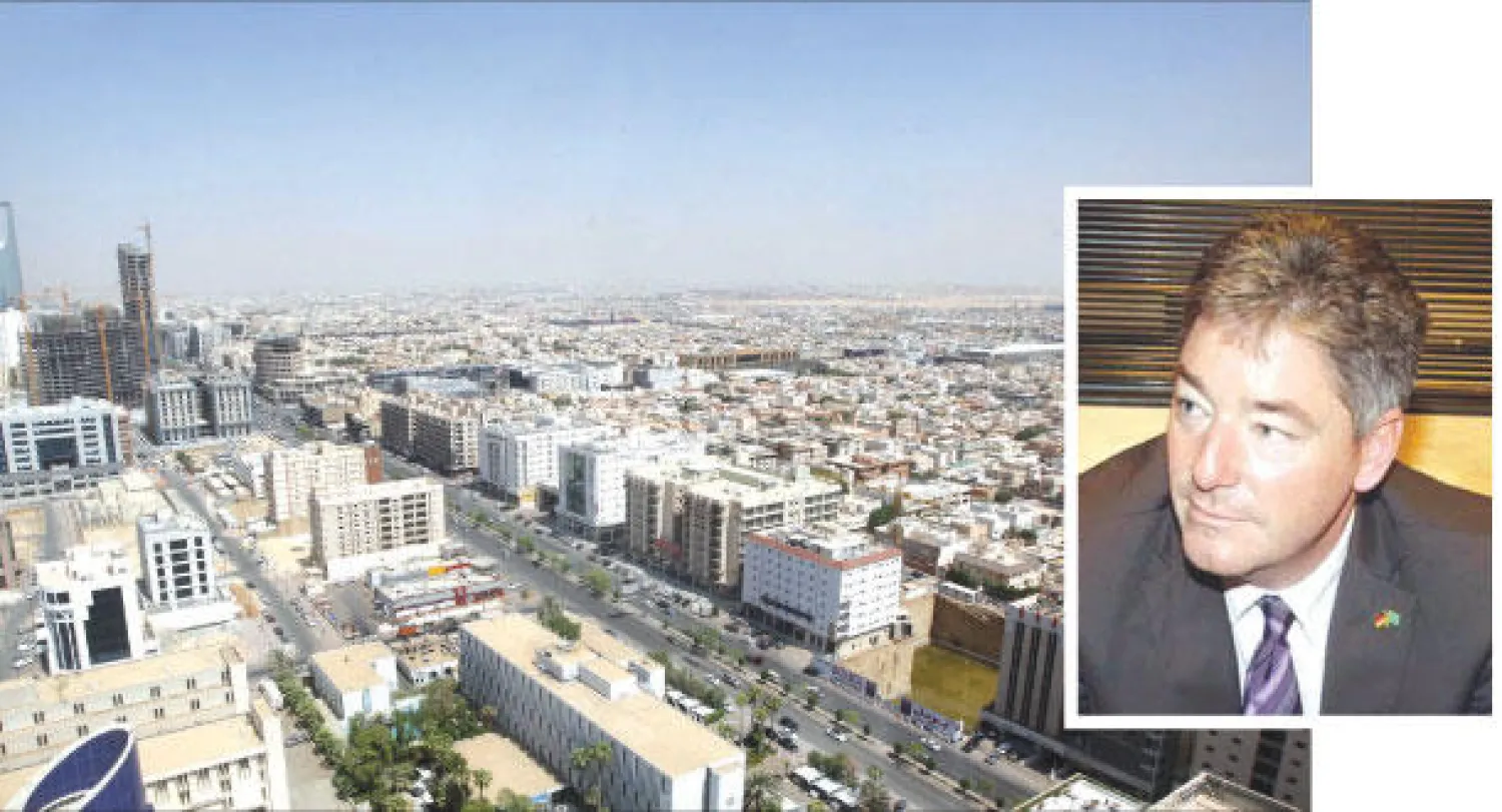 جانب من مدينة الرياض.. وفي الإطار ميخائيل أونماخت نائب السفير الألماني بالعاصمة السعودية («الشرق الأوسط»)