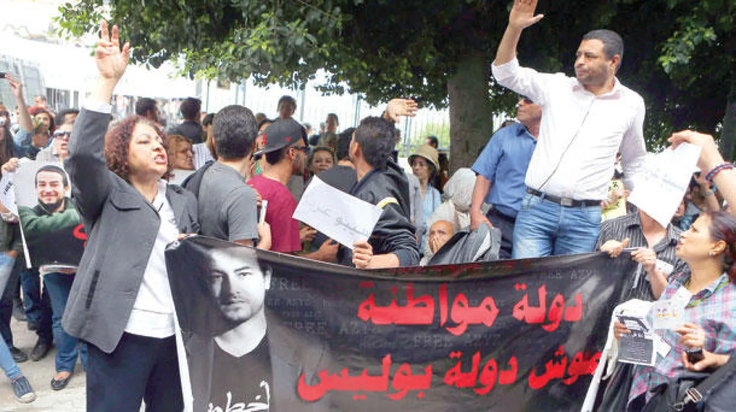 شبان تونسيون في وقفة احتجاجية أمس في العاصمة من أجل إطلاق سراح المدون عزيز عمامي (إ.ب.أ)