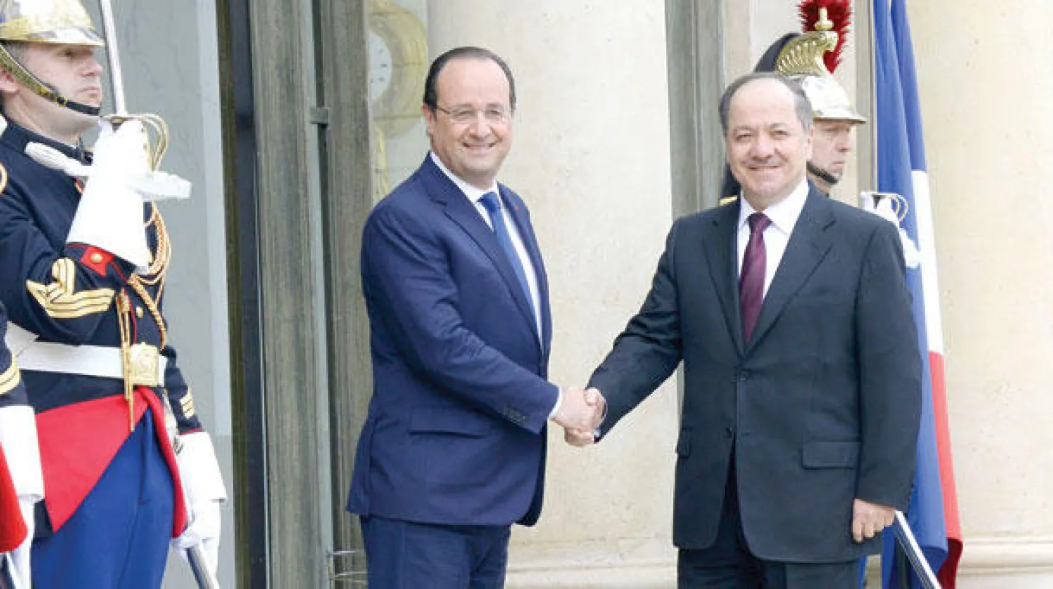 الرئيس الفرنسي فرانسوا هولاند مستقبلا رئيس إقليم كردستان العراق مسعود بارزاني في قصر الإليزية بباريس أمس (أ.ف.ب)