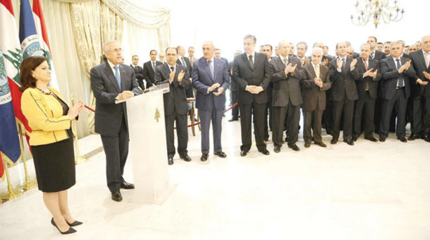 الرئيس اللبناني ميشال سليمان وزوجته أثناء توجهه بكلمة الى الصحافيين والعاملين في القصر الرئاسي أمس (دالاتي ونهرا)