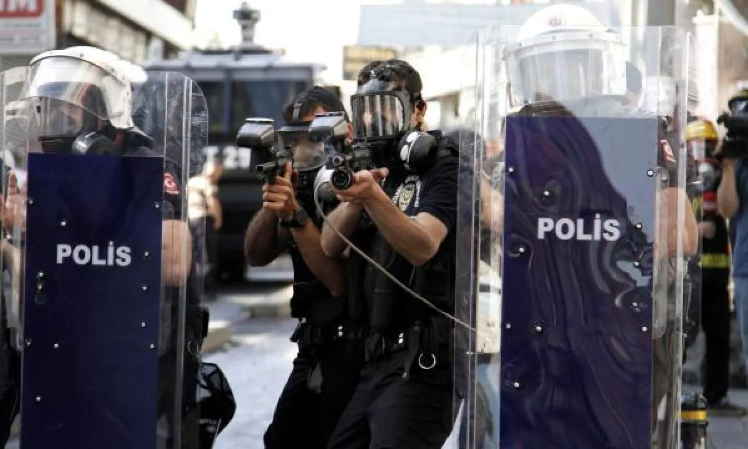 الشرطة التركية تستخدم الذخيرة الحية.. مقتل شخص وجرح العشرات