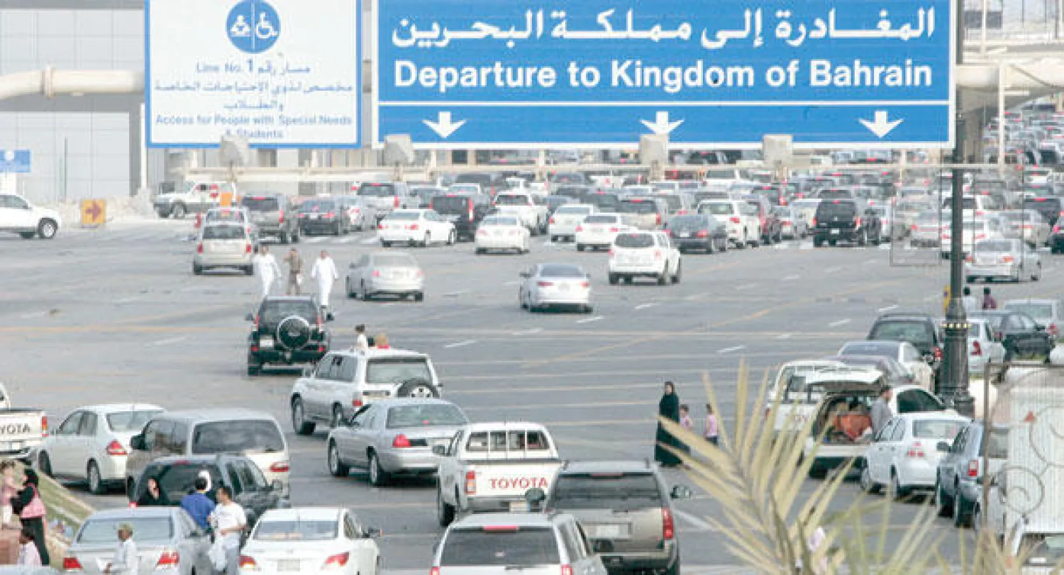 مواطنون سعوديون في طريقهم إلى البحرين عبر جسر الملك فهد («الشرق الأوسط»)
