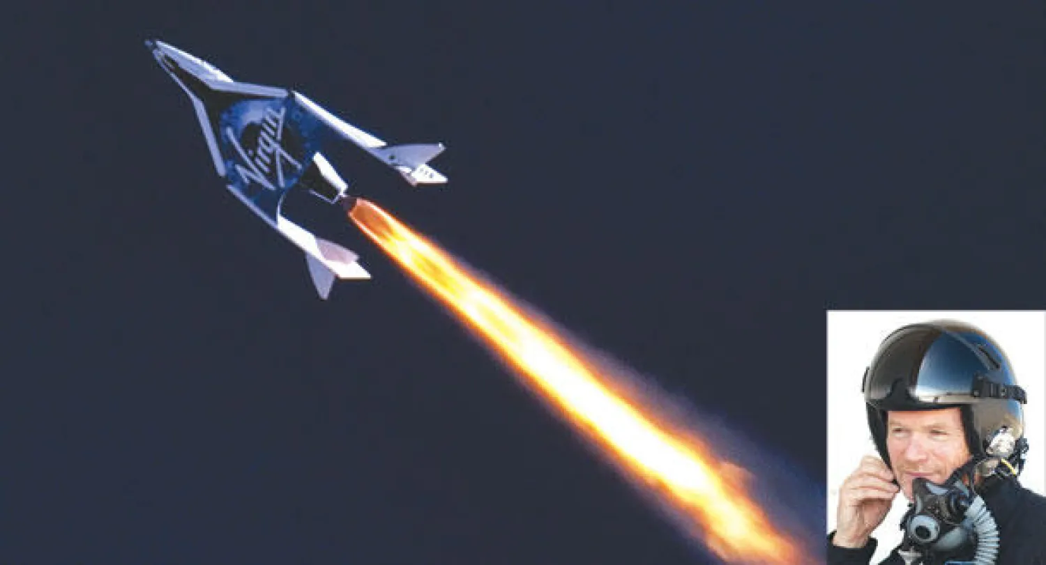 طائرة «سبايس شب 2» الفضائية وفي الاطار الطيار ديفيد ماكاي