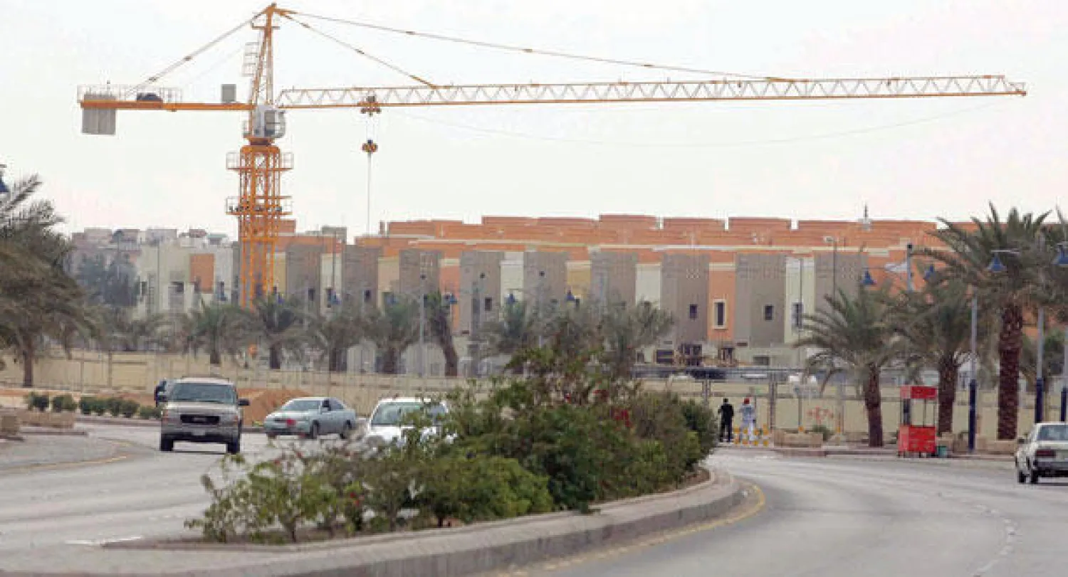 يتوقع المراقبون أن يساعد برنامج القرض الإضافي نحو 100 ألف مواطن خرجت أسماؤهم في صندوق التنمية العقاري دون أن يستفيدوا من التمويل المقدم بسبب ارتفاع أسعار الأراضي والمساكن («الشرق الأوسط»)