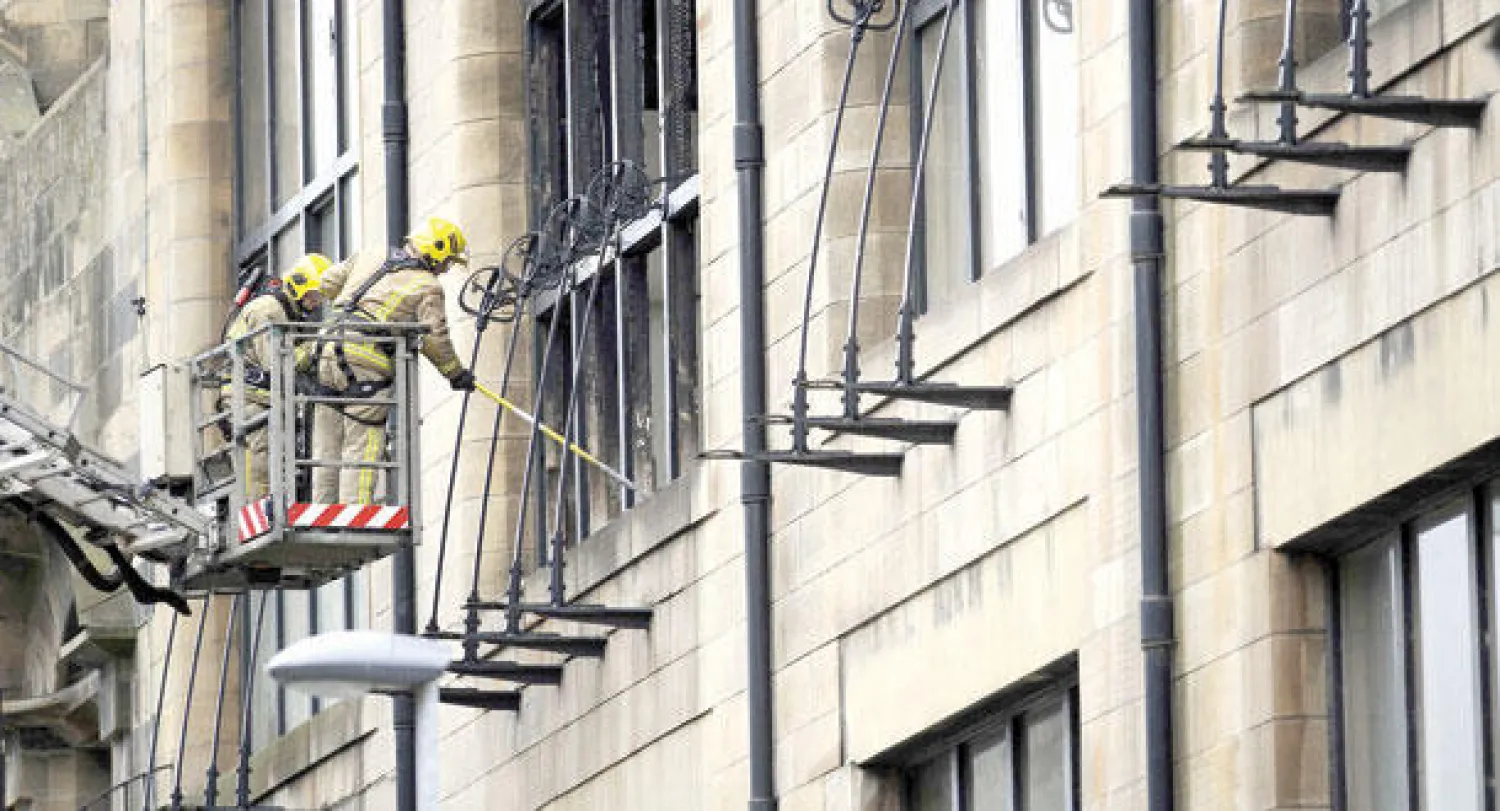 الطلاب كانوا يجهزون معروضاتهم للسنة الدراسية النهائية (أ.ف.ب)