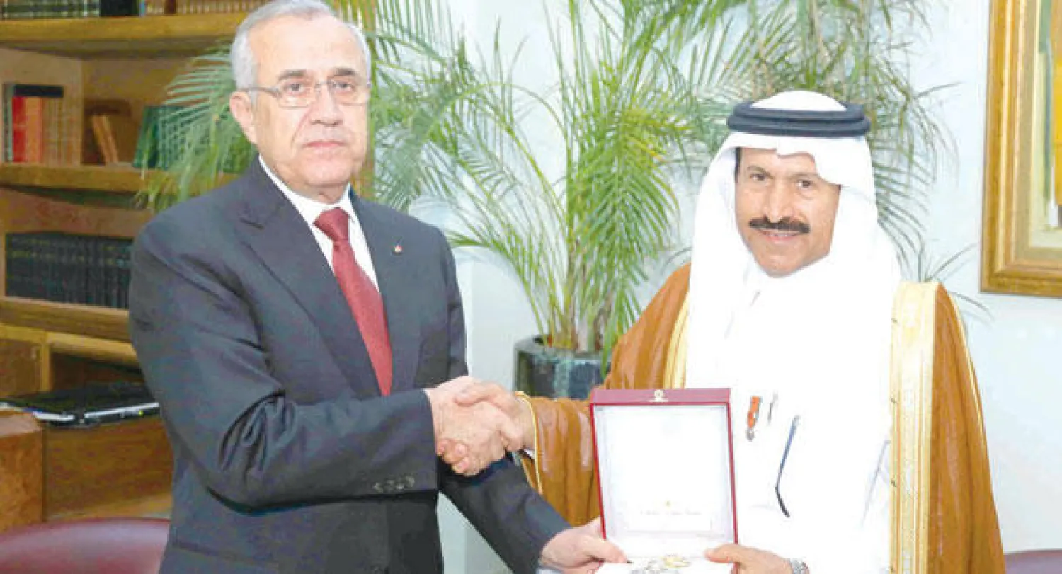 الرئيس اللبناني ميشال سليمان يقلد السفير السعودي علي عواض عسيري وسام الأرز أمس (دالاتي ونهرا)