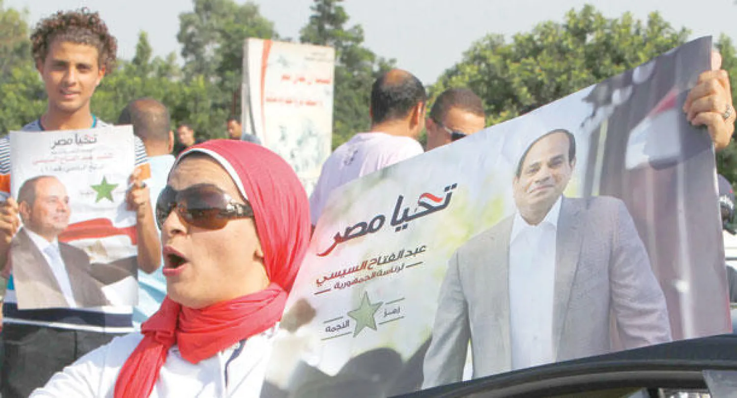 مصريون في مظاهرة تأييد للمشير عبد الفتاح السيسي المرشح الرئاسي بوسط القاهرة أمس (رويترز)