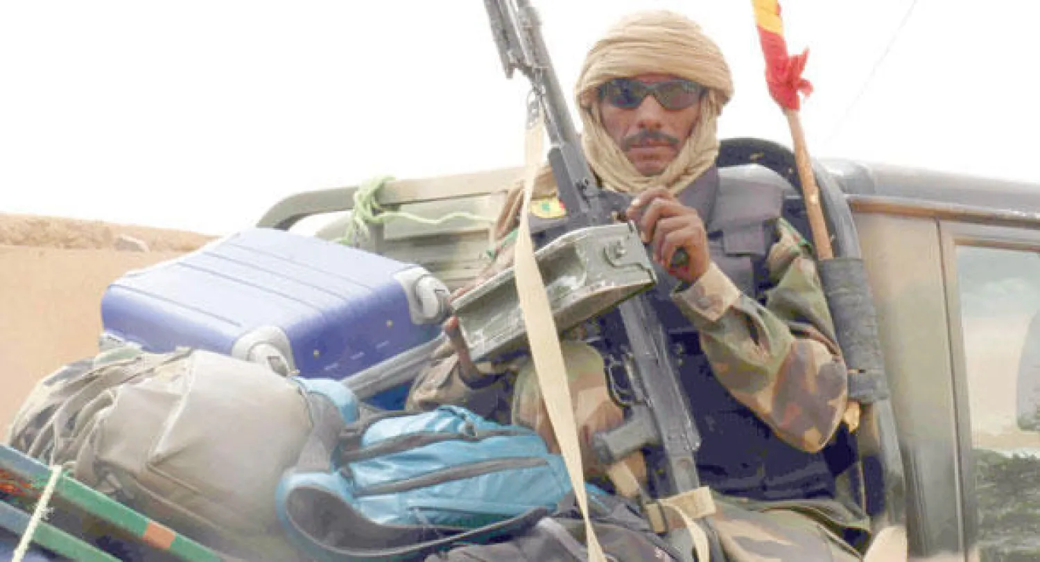 جندي من القوات المالية يرابط على مدخل مدينة كيدال بعد التوصل إلى اتفاق وقف إطلاق النار (أ.ف.ب)