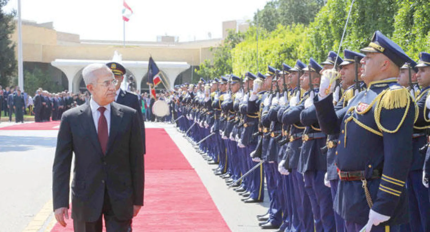 الرئيس ميشال سليمان يستعرض حرس الشرف لدى مغادرته قصر بعبدا أمس (دالاتي ونهرا)