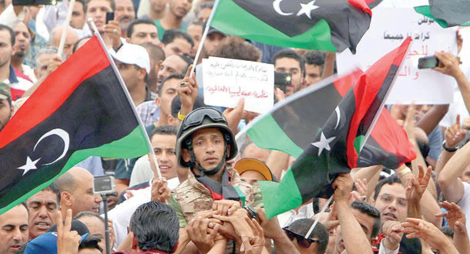 ليبيون يتظاهرون تأييدا لـ{عملية الكرامة} التي تنفذها قوات حفتر في طرابلس أمس (إ.ب.أ)