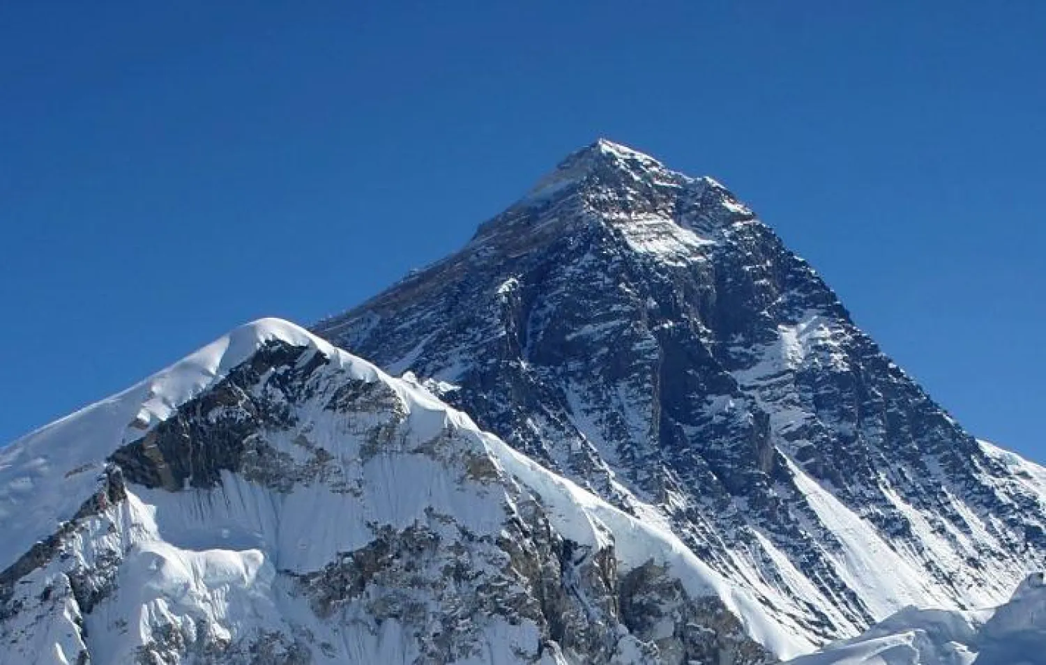 صينية أول من تتسلق «إيفرست» بعد الانهيار المميت