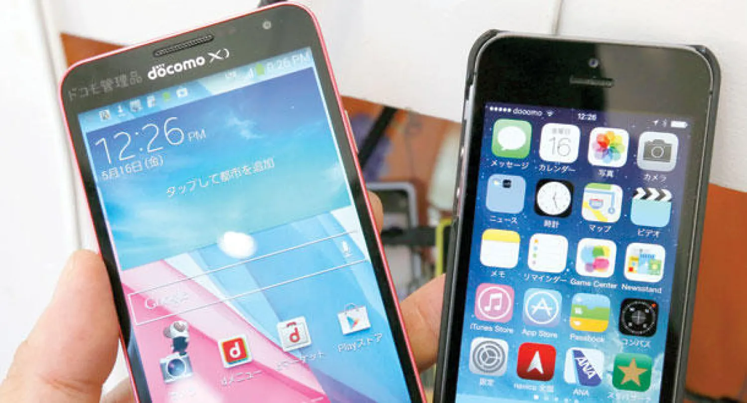 تتفوق شركة أبل في المبيعات الأولى من إصدارتها ولكن تفوز سامسونغ بانتشارها على نطاق واسع (إ.ب.أ)