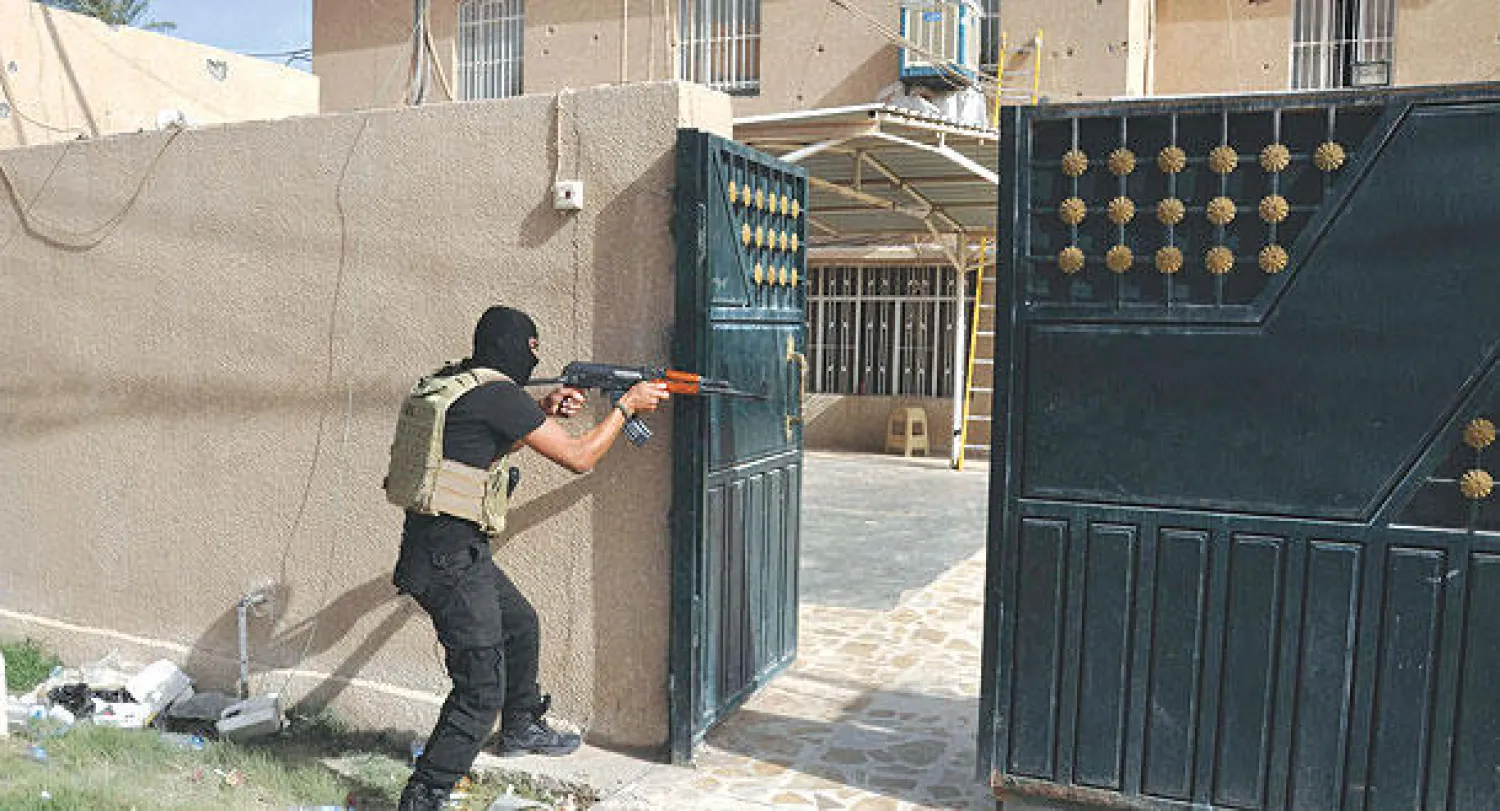 عنصر أمني عراقي أثناء دورية في الرمادي لملاحقة عناصر «داعش» أمس (رويترز)