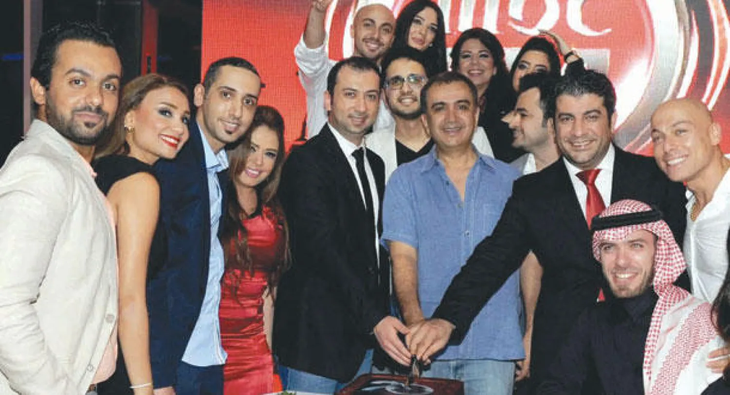 وليد آل إبراهيم بجانب منسوبي الإذاعة أثناء الحفل