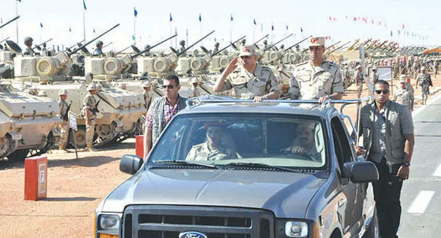 وزير الدفاع المصري الفريق أول صدقي صبحي خلال تفقده قوات التدخل السريع المشاركة في تأمين الانتخابات الرئاسية أمس (موقع المتحدث العسكري)