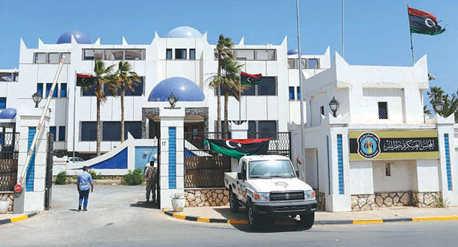 قوات ليبية تقوم بحماية «قصر ولي العهد» الراحل في طرابلس أمس أثناء لقاء أعضاء البرلمان (رويترز)