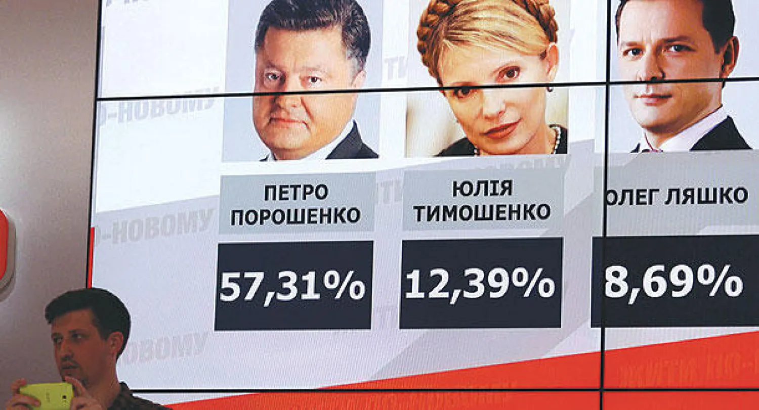 لوحة تظهر النتائج الأولية للانتخابات الرئاسية في مقر المرشح بوروشينكو بكييف مساء أمس (رويترز)