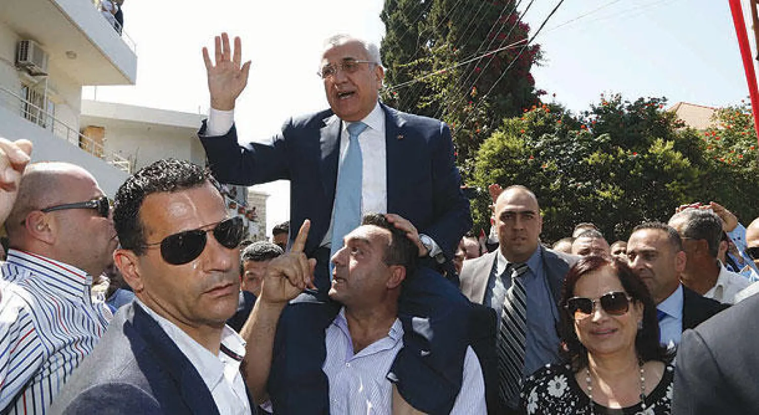 الرئيس اللبناني السابق ميشال سليمان لدى وصوله إلى بلدته عمشيت (شمال بيروت) بعد انتهاء ولايته الدستورية أمس (تصوير: دالاتي ونهرا)