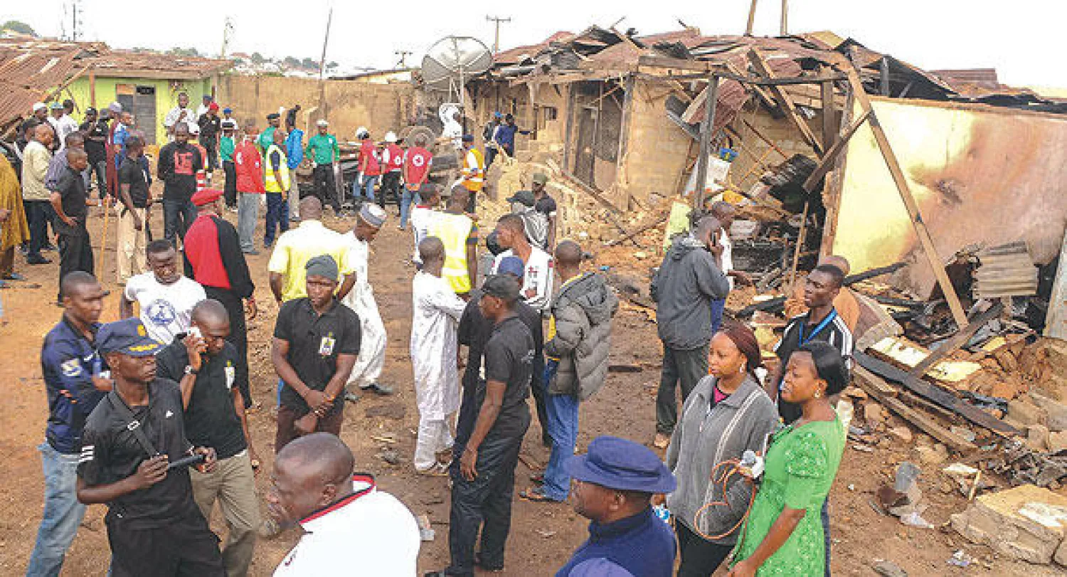 آثار عملية إرهابية وسط نيجيريا أمس قتل فيها ثمانية مدنيين (إ.ب.أ)