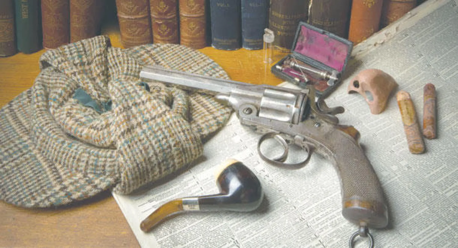 مسدس وغليون وقبعة  عناصر التصقت بشخصية هولمز (متحف لندن)